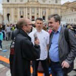 27.04.2014 Kanonizacja Jana Pawła II. Watykan. Marek Orkisz i Bartłomiej Zapała w rozmowie z prezydentem Kielc, Wojciechem Lubawskim / Wojciech Habdas / Radio Kielce