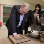 Jerzy Stuhr odwiedził kieleckiego Plastyka (7 kwietnia 2016 r.) / Piotr Michalski / Radio Kielce