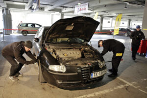 02.04.2016 Kielce Galeria Echo PIT STOP diagnostyka naprawa samochodu mechanik / Jarosław Kubalski / Radio Kielce