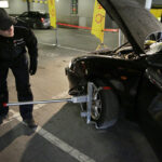 02.04.2016 Kielce Galeria Echo PIT STOP diagnostyka naprawa samochodu mechanik / Jarosław Kubalski / Radio Kielce