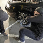 02.04.2016 Kielce Galeria Echo PIT STOP diagnostyka naprawa samochodu mechanik / Jarosław Kubalski / Radio Kielce