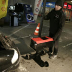 02.04.2016 Kielce Galeria Echo PIT STOP diagnostyka naprawa samochodu mechanik / Jarosław Kubalski / Radio Kielce