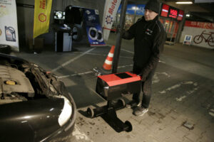 02.04.2016 Kielce Galeria Echo PIT STOP diagnostyka naprawa samochodu mechanik / Jarosław Kubalski / Radio Kielce