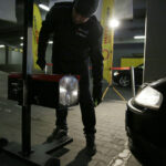 02.04.2016 Kielce Galeria Echo PIT STOP diagnostyka naprawa samochodu mechanik / Jarosław Kubalski / Radio Kielce