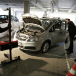 02.04.2016 Kielce Galeria Echo PIT STOP diagnostyka naprawa samochodu mechanik / Jarosław Kubalski / Radio Kielce