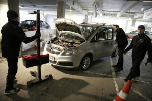 02.04.2016 Kielce Galeria Echo PIT STOP diagnostyka naprawa samochodu mechanik / Jarosław Kubalski / Radio Kielce