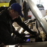 02.04.2016 Kielce Galeria Echo PIT STOP diagnostyka naprawa samochodu mechanik / Jarosław Kubalski / Radio Kielce