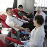 03.04.2016 Krajno. Mobilny punkt poboru krwi. Akcja honorowego oddawania krwi. Krew oddaje burmistrz Bodzentyna Dariusz Skiba z żoną Nadią. / Jarosław Kubalski / Radio Kielce