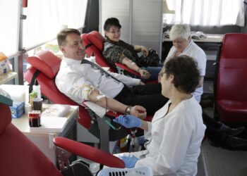 03.04.2016 Krajno. Mobilny punkt poboru krwi. Akcja honorowego oddawania krwi. Krew oddaje burmistrz Bodzentyna Dariusz Skiba z żoną Nadią. / Jarosław Kubalski / Radio Kielce