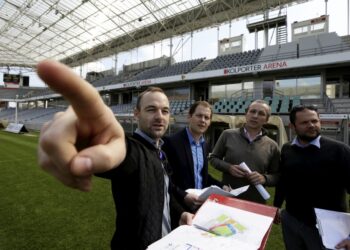 07.04.2016 Kielce. UEFA sprawdza stadion Korony. / Jarosław Kubalski / Radio Kielce