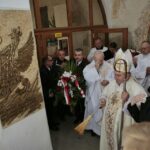 09.04.2016 Jędrzejów. W klasztorze Ojców Cystersów w Jędrzejowie odsłonięto tablicę pamiątkową poświęconą Przemysławowi Gosiewskiemu / Jarosław Kubalski / Radio Kielce