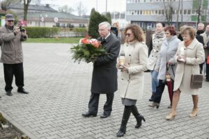 10.04.2016. Obchody 6. rocznicy katastrofy smoleńskiej w Starachowicach / Jarosław Kubalski / Radio Kielce