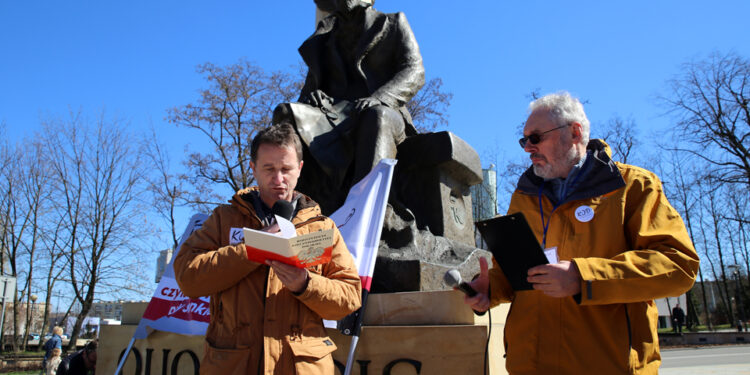 02.04.2016 Kielce czytanie konstytucji KOD / Kamil Król / Radio Kielce