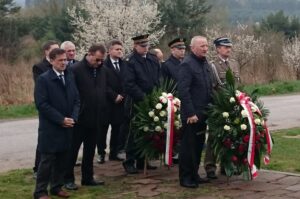 10.04.2016. 6. rocznica katastrofy smoleńskiej. Uroczystości przed obeliskiem przy ul. Grabinów w Kielcach / Karol Żak / Radio Kielce