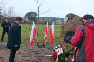 10.04.2016. 6. rocznica katastrofy smoleńskiej. Uroczystości przed obeliskiem przy ul. Grabinów w Kielcach / Karol Żak / Radio Kielce