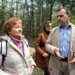 27.04.2016 Kopiec. Miejsce odkrycia śladów ryb sprzed 400 mln lat. Dr Maria Tarnowska i Sylwester Salwa, jeden z odkrywców. / Krzysztof Żołądek / Radio Kielce