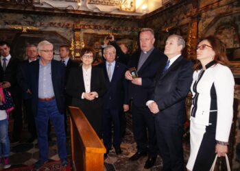05.04.2016 Rytwiany. Wicepremier Piotr Gliński podczas wizyty w Pustelni Złotego Lasu. / Grażyna Szlęzak-Wójcik / Radio Kielce