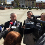 22.4.2016 Starachowice. Konferencja prasowa z udziałem posła Krzysztofa Lipca. / Paweł Solarz / Radio Kielce