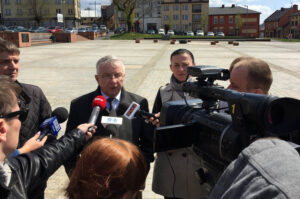 22.4.2016 Starachowice. Konferencja prasowa z udziałem posła Krzysztofa Lipca. / Paweł Solarz / Radio Kielce