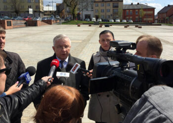 22.4.2016 Starachowice. Konferencja prasowa z udziałem posła Krzysztofa Lipca. / Paweł Solarz / Radio Kielce