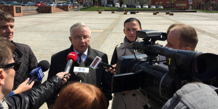 22.4.2016 Starachowice. Konferencja prasowa z udziałem posła Krzysztofa Lipca. / Paweł Solarz / Radio Kielce