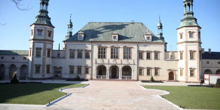 26.08.2015. Pałac Biskupów Krakowskich, będący obecnie siedzibą Muzeum Narodowego / Radio Kielce