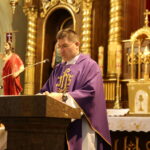 08.04.2016. Pogrzeb podpułkownika Tadeusza Zawistowskiego. Mszę świętą żałobną odprawił ks. ppłk Witold Mach / Kamil Król / Radio Kielce