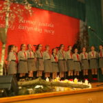 10.04.2016. Spektakl słowno-muzyczny w wykonaniu młodzieży z Gimnazjum im. gen. Kazimierza Tańskiego w Chmielniku pt. "Tej nocy zgładzono Prawdę w katyńskim lesie…". / Kamil Król / Radio Kielce