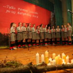 10.04.2016. Spektakl słowno-muzyczny w wykonaniu młodzieży z Gimnazjum im. gen. Kazimierza Tańskiego w Chmielniku pt. "Tej nocy zgładzono Prawdę w katyńskim lesie…". / Kamil Król / Radio Kielce