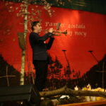 10.04.2016. Spektakl słowno-muzyczny w wykonaniu młodzieży z Gimnazjum im. gen. Kazimierza Tańskiego w Chmielniku pt. "Tej nocy zgładzono Prawdę w katyńskim lesie…". / Kamil Król / Radio Kielce