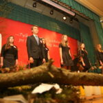 10.04.2016. Spektakl słowno-muzyczny w wykonaniu młodzieży z Gimnazjum im. gen. Kazimierza Tańskiego w Chmielniku pt. "Tej nocy zgładzono Prawdę w katyńskim lesie…". / Kamil Król / Radio Kielce