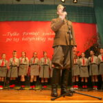 10.04.2016. Spektakl słowno-muzyczny w wykonaniu młodzieży z Gimnazjum im. gen. Kazimierza Tańskiego w Chmielniku pt. "Tej nocy zgładzono Prawdę w katyńskim lesie…". / Kamil Król / Radio Kielce