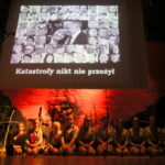 10.04.2016. Spektakl słowno-muzyczny w wykonaniu młodzieży z Gimnazjum im. gen. Kazimierza Tańskiego w Chmielniku pt. "Tej nocy zgładzono Prawdę w katyńskim lesie…". / Kamil Król / Radio Kielce