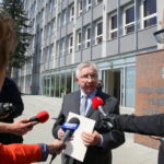 21.04.2016. Konferencja posła PiS Krzysztofa Lipca przed Urzędem Marszałkowskim / Kamil Król / Radio Kielce