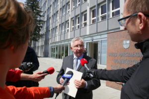 21.04.2016. Konferencja posła PiS Krzysztofa Lipca przed Urzędem Marszałkowskim / Kamil Król / Radio Kielce