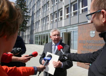 21.04.2016. Konferencja posła PiS Krzysztofa Lipca przed Urzędem Marszałkowskim / Kamil Król / Radio Kielce