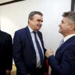 01.04.2016 Kielce. Spotkanie wielkanocne w Ośrodku Myśli Patriotycznej i Obywatelskiej. Prezydent Wojciech Lubawski i senator Krzysztof Słoń. / Jarosław Kubalski / Radio Kielce