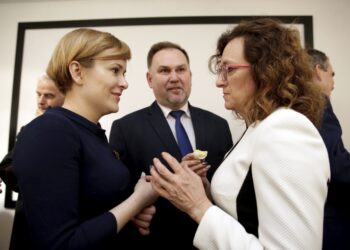 01.04.2016 Kielce. Spotkanie wielkanocne w Ośrodku Myśli Patriotycznej i Obywatelskiej. Posłanka Anna Krupka i wojewoda Agata Wojtyszek. / Jarosław Kubalski / Radio Kielce