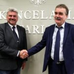 01.04.2016 Kielce. Miasto przejęło dorzec PKS od spółki PKS2. Marek Wołoch, prezes PKS2 i prezydent Kielc Wojciech Lubawski. / Jarosław Kubalski / Radio Kielce