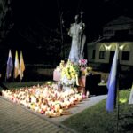 02.04.2016 Kielce. Znicze pod pomnikiem Jana Pawła II w rocznicę śmierci papieża. / Jarosław Kubalski / Radio Kielce