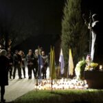 02.04.2016 Kielce. Znicze pod pomnikiem Jana Pawła II w rocznicę śmierci papieża. / Jarosław Kubalski / Radio Kielce