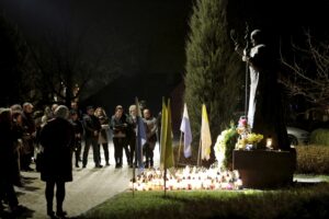 02.04.2016 Kielce. Znicze pod pomnikiem Jana Pawła II w rocznicę śmierci papieża. / Jarosław Kubalski / Radio Kielce