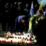 02.04.2016 Kielce. Znicze pod pomnikiem Jana Pawła II w rocznicę śmierci papieża. / Jarosław Kubalski / Radio Kielce