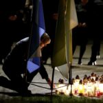 02.04.2016 Kielce. Znicze pod pomnikiem Jana Pawła II w rocznicę śmierci papieża. / Jarosław Kubalski / Radio Kielce