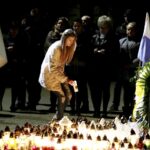 02.04.2016 Kielce. Znicze pod pomnikiem Jana Pawła II w rocznicę śmierci papieża. / Jarosław Kubalski / Radio Kielce