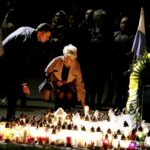 02.04.2016 Kielce. Znicze pod pomnikiem Jana Pawła II w rocznicę śmierci papieża. / Jarosław Kubalski / Radio Kielce