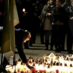 02.04.2016 Kielce. Znicze pod pomnikiem Jana Pawła II w rocznicę śmierci papieża. / Jarosław Kubalski / Radio Kielce