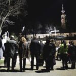 02.04.2016 Kielce. Znicze pod pomnikiem Jana Pawła II w rocznicę śmierci papieża. / Jarosław Kubalski / Radio Kielce