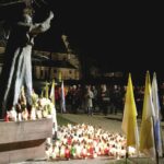 02.04.2016 Kielce. Znicze pod pomnikiem Jana Pawła II w rocznicę śmierci papieża. / Jarosław Kubalski / Radio Kielce