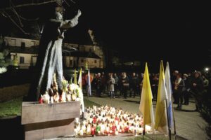 02.04.2016 Kielce. Znicze pod pomnikiem Jana Pawła II w rocznicę śmierci papieża. / Jarosław Kubalski / Radio Kielce